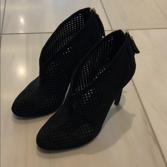 Vince Camuto signature leather bootie - Picture 2 of 5